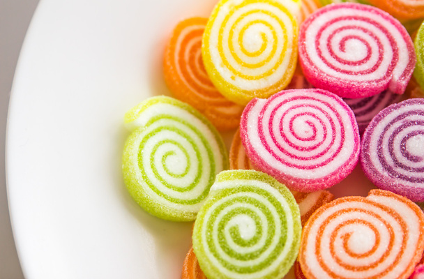 Primer plano de caramelos de colores en el plato
 - Foto, Imagen