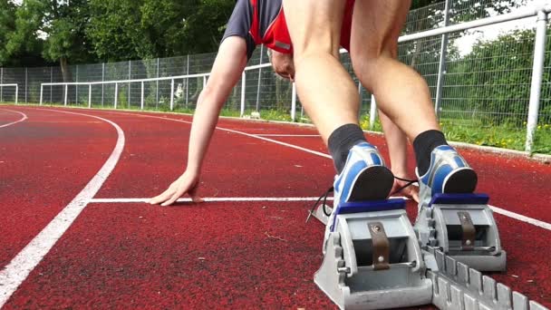 Sprint start in track with runner - Filmagem, Vídeo