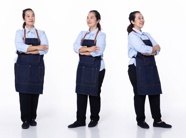 Longitud 40s 50s Asian Senior Mujer camarera barista de café, brazos cruzados confiados, usar pantalones uniformes formales blancos. Sonrisa café hembra stands se siente sonrisa feliz sobre fondo blanco aislado - Foto, imagen