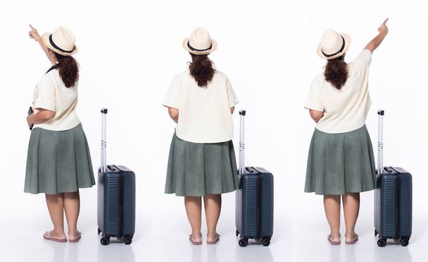 Pełna długość 40s Azjatycki starszy kobieta wakacje turysta, wskazując palcem w powietrzu, nosić tropikalny pantofelek sukienka. Uśmiech wakacje kobieta nosić mapę internet telefon bagaż nad białym tle odizolowany - Zdjęcie, obraz