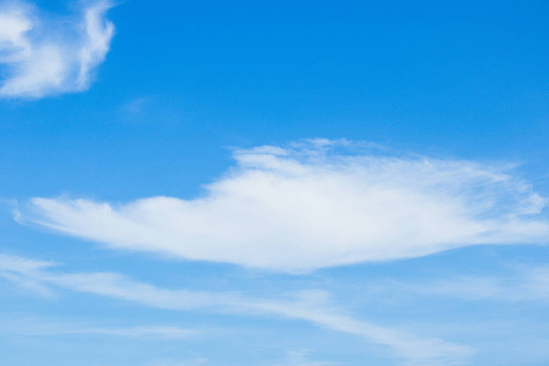 Fondo azul cielo. Nube de cielo despejada - Foto, Imagen