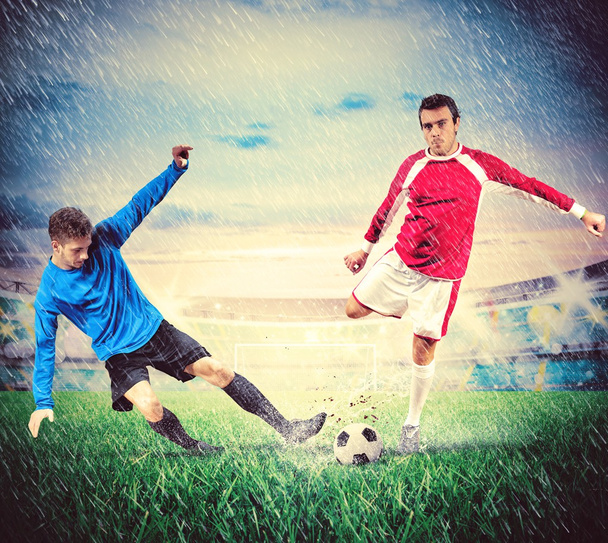 Jugadores de fútbol bajo la lluvia
 - Foto, imagen