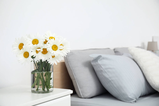 Bouquet of beautiful daisy flowers on table in bedroom, space for text - Foto, immagini