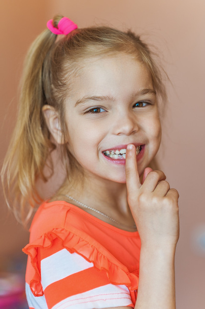 Kislány helyezi az ujját a száját - Fotó, kép