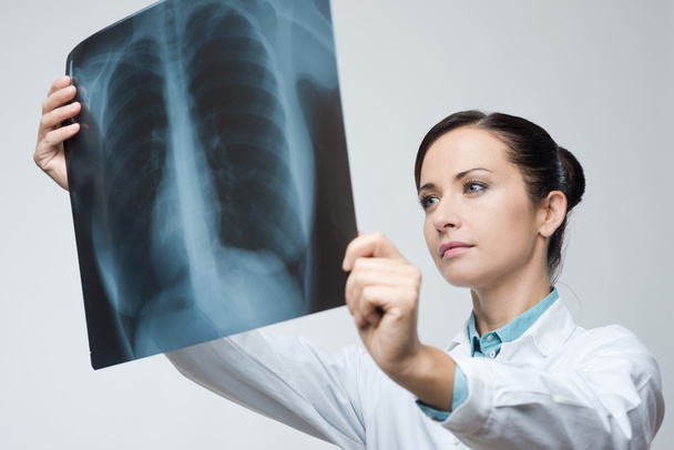 Female doctor examining x-ray - Foto, Imagen