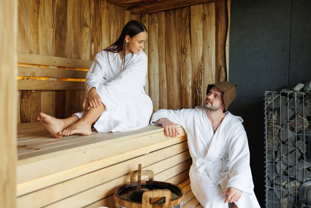 Casal em roupões relaxados na sauna no spa resort - Foto, Imagem