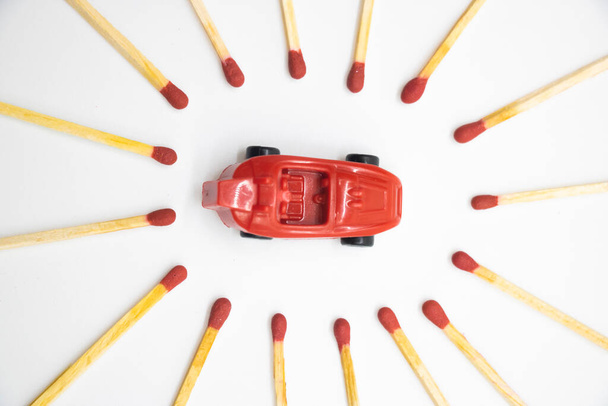 plastikowy samochód zabawki projekt przez zapałki izolat na białym - Zdjęcie, obraz