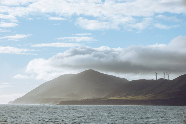 A mesmerizing view of the bay in New Zealand with hills under the cloudy sky in daytime - Foto, Imagen