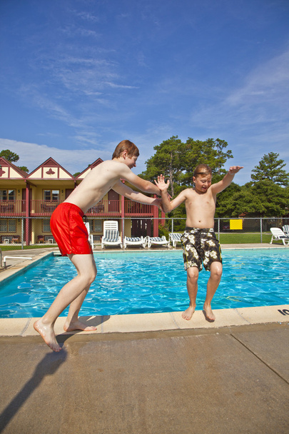 Brüder amüsieren sich am Pool - Foto, Bild