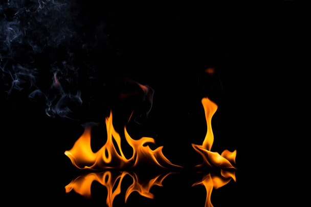 φωτιά και καύση φλόγας αερίου καυσίμου πετρελαίου png σε μαύρο φόντο - Φωτογραφία, εικόνα