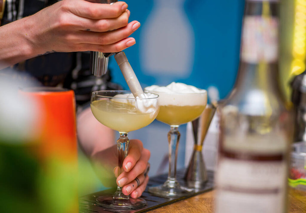 Bartender prepares a cocktail - Фото, зображення