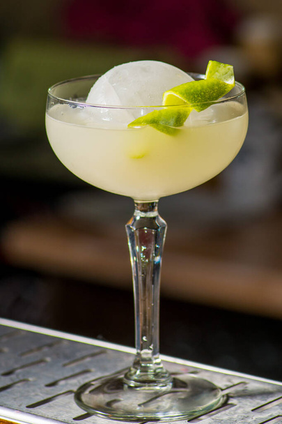Bartender makes a cocktail - Фото, зображення