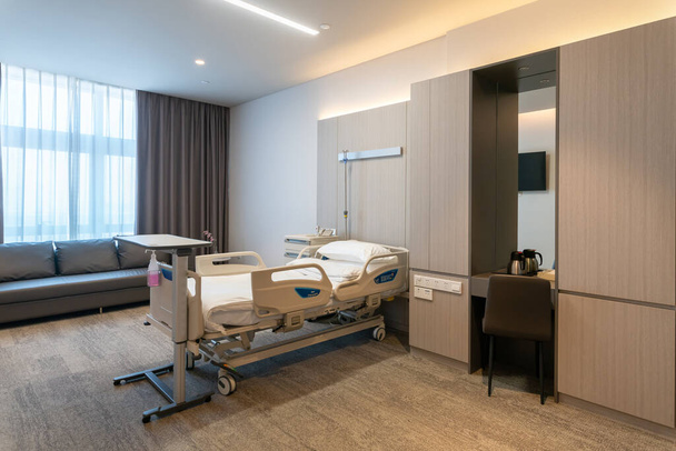 Luxusní pokoj na JIP v moderní nemocnici s nábytkem a výzdobou - Fotografie, Obrázek