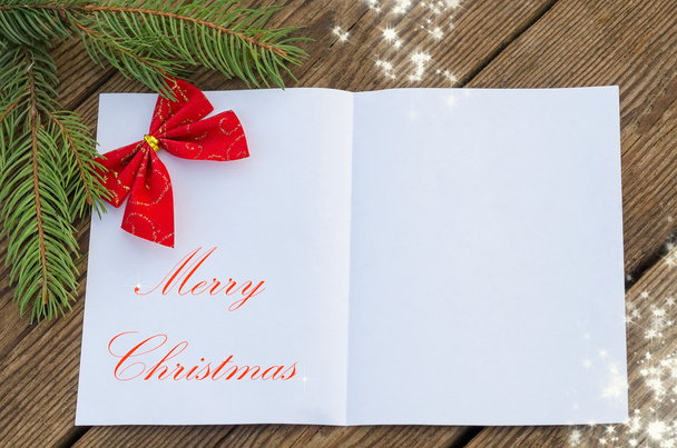 Noel kartı kağıt ve bir kırmızı yay bir levha ile - Fotoğraf, Görsel