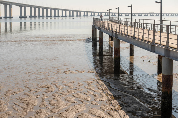 The low tide next to Vasco da Gama Bridge in Parque das Nacoes in Lisbon, Portugal - Foto, imagen