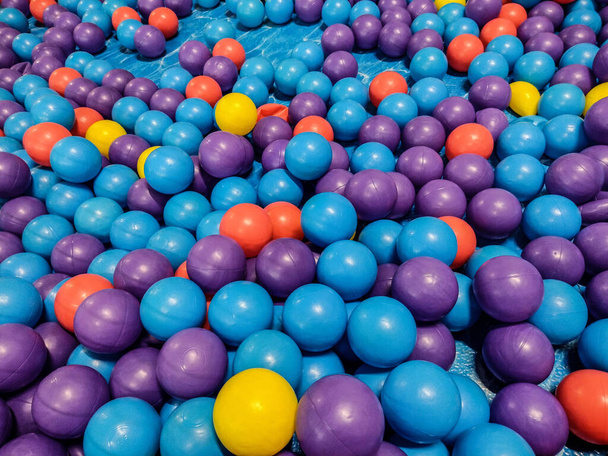barevné míče pro děti - koncept hraní - Fotografie, Obrázek
