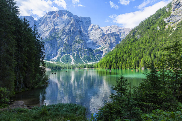Lago di Braies, Dolomitler 'deki güzel göl, Güney Tyrol, Ital. - Fotoğraf, Görsel