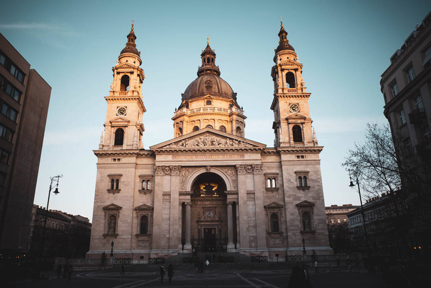 A beautiful view of St. Stephen's Basilica in Budapest in the evening, Hungary - Foto, imagen