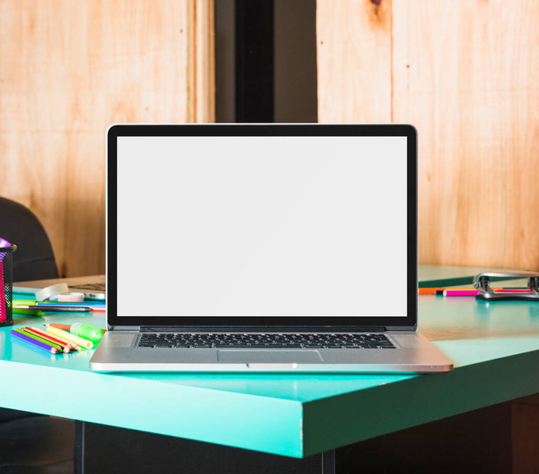 zárt laptop mutatja üres fehér kijelző képernyő asztal. Nagy felbontású fénykép - Fotó, kép