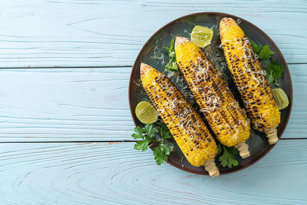 barbecue and grilled corn with cheese and lime on plate - Foto, Imagen