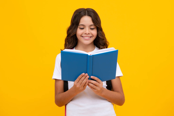 Vissza a suliba. Tinédzser iskolás lány könyv és másolókönyv készen áll a tanulásra. Iskola gyerekek iskolatáska izolált sárga stúdió háttér - Fotó, kép