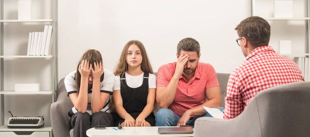 Psychologist helping young family with a kid to solve child problems. kid with daddy sitting at psychologist solving problem, consultant. - Foto, afbeelding