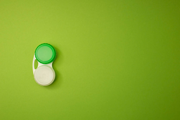 Lick container on green background, monochrome - Foto, Bild