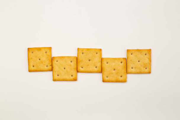 Cracker auf weißem Hintergrund - Foto, Bild