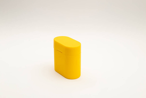 Wireless headphones in a bright yellow case - Foto, imagen