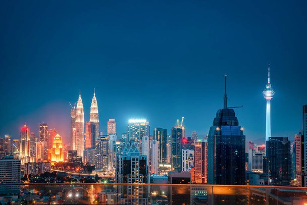 Stadsgezicht van Kuala lumpur skyline van de stad bij nacht in Maleisië. - Foto, afbeelding