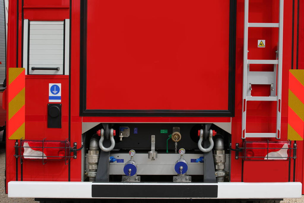 dettaglio del camion dei vigili del fuoco con collegamento tubo flessibile per utilizzare l'acqua ad alta pressione della pompa dell'auto quando si spengono gli incisivi - Foto, immagini