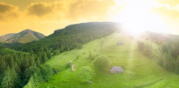 Vue panoramique grand angle de belles prairies, collines et arbres dans la clairière de Synevyrska à côté du lac Synevyr. Paysages majestueux et merveilleux des Carpates en Ukraine. Haute qualité 4k - Photo, image