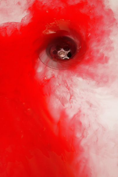 Drain de baignoire avec du sang en format vertical
 - Photo, image