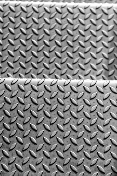 Massive Diamantplattenoberfläche zeigt Edelstahlböden in der industriellen Fertigung als Steampunk-Hintergrund für Metalltreppen und schwere Stahlplatten zum Schutz und für schwere Panzerfahrzeuge - Foto, Bild