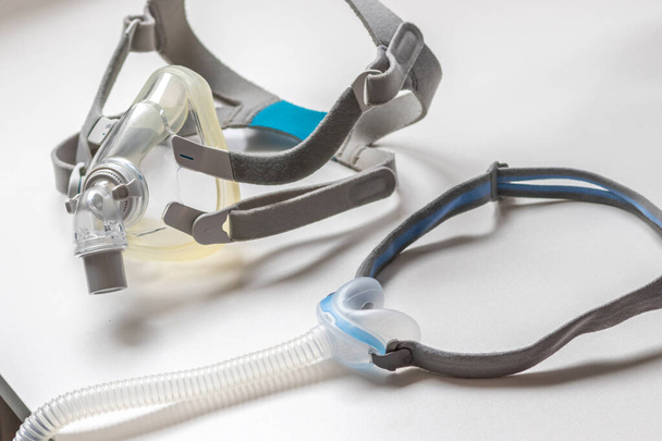 Maska CPAP jako maska twarzy lub maska nosa przed obturacyjnym bezdechem sennym pomaga pacjentom maska respiratora zacisk na nos i gardło oddychanie leki z cpap maszyny przed chrapanie człowieka - Zdjęcie, obraz