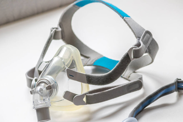 CPAP маска в качестве маски для лица или носа от обструктивной апноэ сна помогает пациентам респиратор маска зажим для носа и горла дыхание лекарства с Cpap машины против храпа человека - Фото, изображение