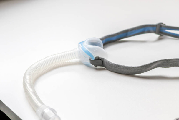 CPAP-Maske als Vollgesichtsmaske oder Nasenmaske gegen obstruktive Schlafapnoe hilft Patienten Atemschutzmaske Kopfbedeckungsclip für Nase-Rachen-Atmung Medikamente mit cpap-Maschine gegen Schnarchen Mann - Foto, Bild