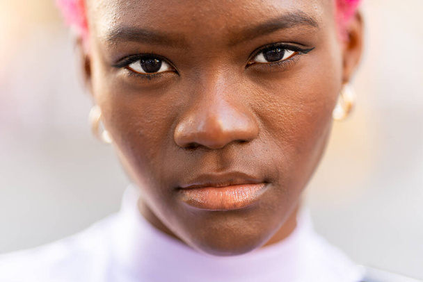 Zbliżenie portret z selektywnym naciskiem na oczy piękna młodej afrykańskiej kobiety - Zdjęcie, obraz