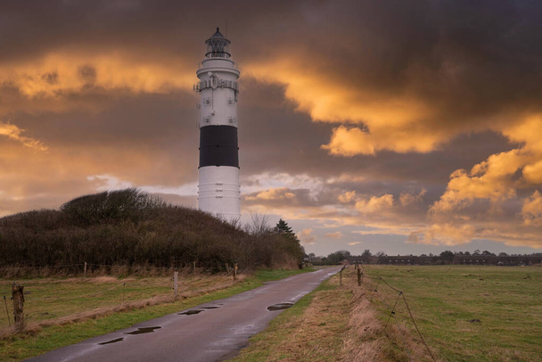 Image panoramique du phare de Kampen contre le ciel dramatique, Sylt, Frise du Nord, Allemagne  - Photo, image