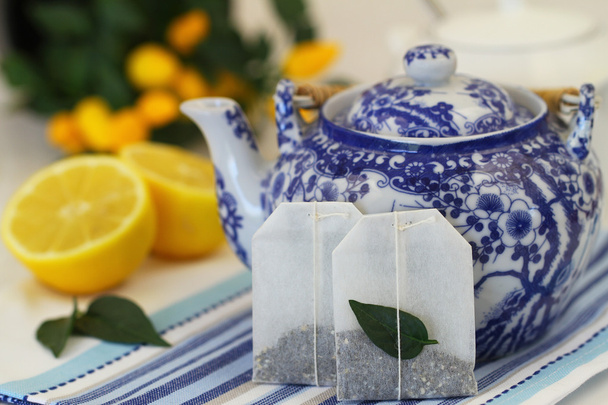 Torebki z herbatą, vintage czajnik i świeżej cytryny - Zdjęcie, obraz