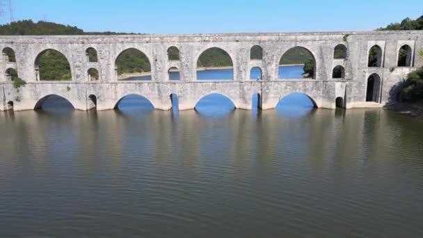 старинный акведук, воздушный исторический античный акведук - Кадры, видео