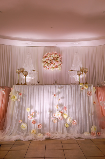 decoração de mesa de casamento festivo com lustres de cristal, castiçais dourados, velas e flores brancas rosa. dia de casamento elegante. - Foto, Imagem