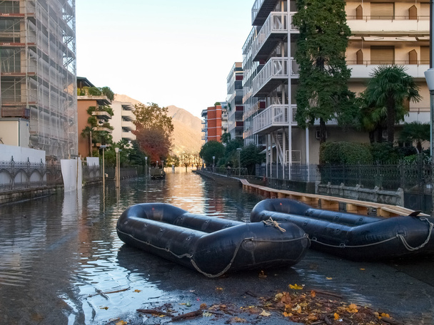 vehículos de protección civil en las carreteras afectadas por las inundaciones
 - Foto, Imagen