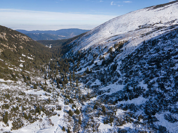 Amazing Aerial winter landscape of Rila Mountain near Malyovitsa peak, Bulgaria - Foto, Bild