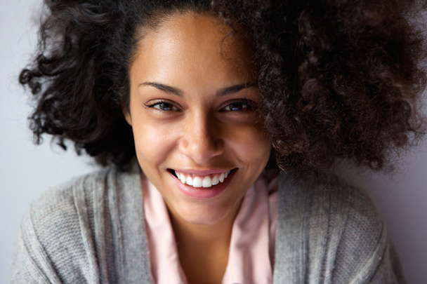 Mooie Afrikaanse Amerikaanse vrouw gezicht lachend - Foto, afbeelding