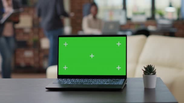 Laptop se zeleným displejem obrazovky na stole v kanceláři, tým lidí, kteří mají izolované prázdné kopírovací prostor s chroma klíč backgorund a mokup šablony. Moderní technologie. Zavřít. - Záběry, video