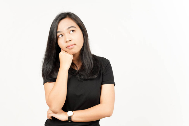 Denken gebaar van mooie aziatische vrouw geïsoleerd op witte achtergrond - Foto, afbeelding
