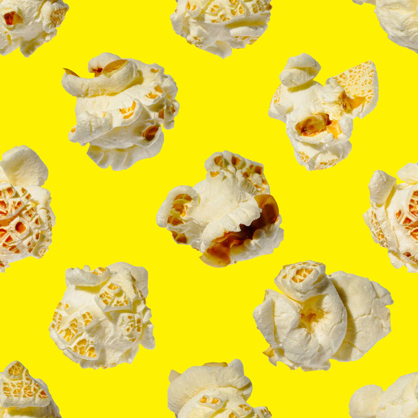 modello senza cuciture - popcorn. popcorn su sfondo giallo, motivo per designer. imballaggio design sfondo - Foto, immagini