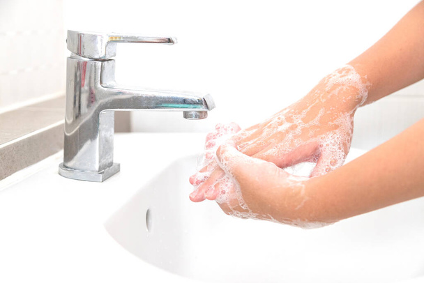 Lavarse las manos con jabón para limpiar ayuda a prevenir los gérmenes y Covid-19 - Foto, imagen