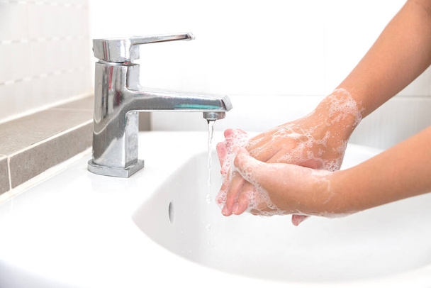 Händewaschen mit Seife zur Reinigung beugt Keimen und Covid-19 vor - Foto, Bild